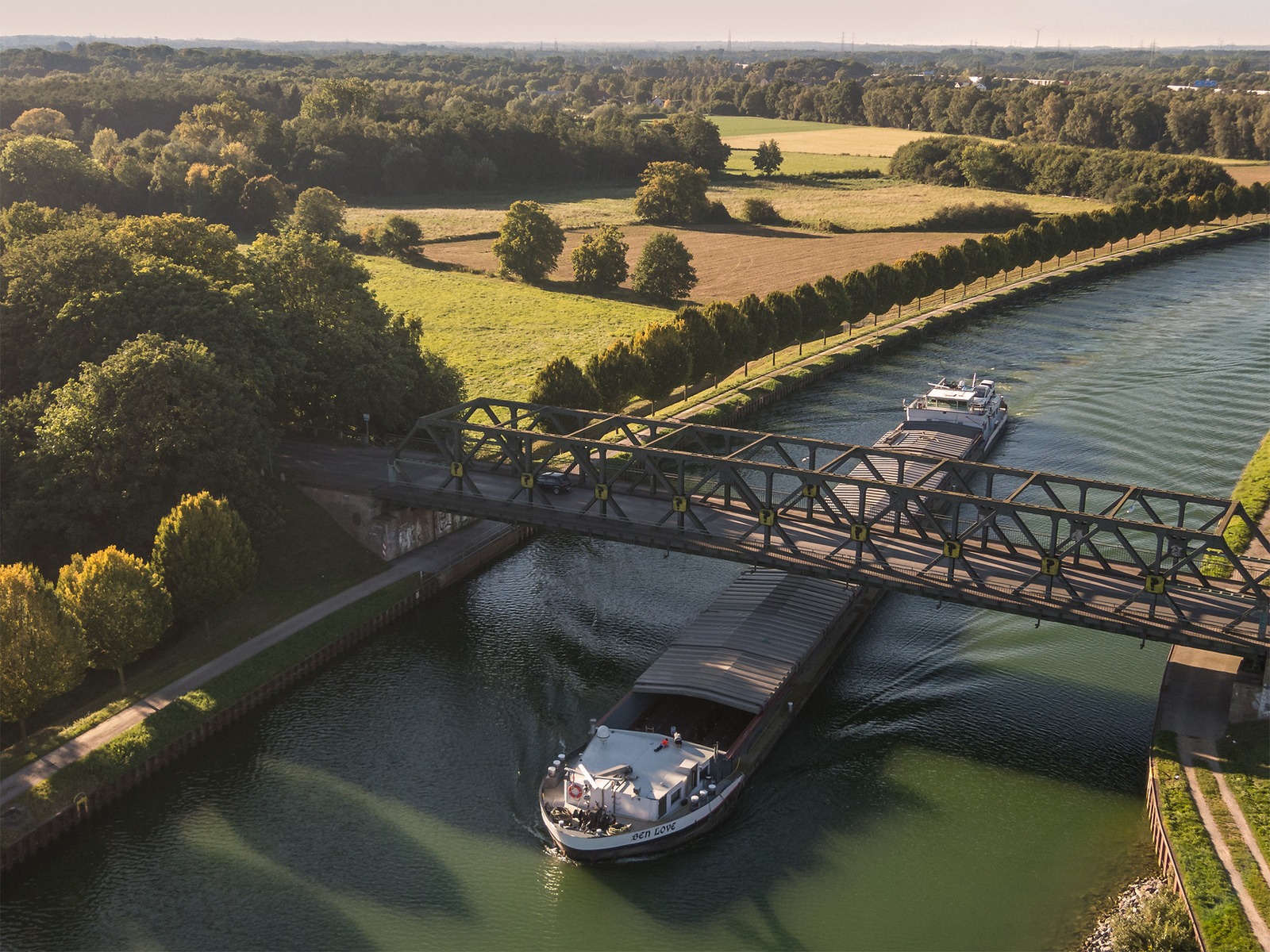 KAP-Aufnahme: Kanalschiff unter einer Brücke