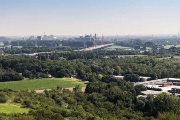 Blick von der Halde Rheinpreußen nach Osten